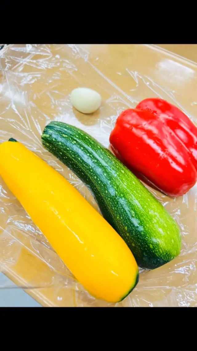 .
【お料理教室】

.
.
JA鶴岡さんからお料理教室のお話をいただき
先日開催しました‼︎
女将からは『代変わりしたい』と言われ
私もわしだの商品の話ならいくらでもできるのですが（笑）お料理教室の経験はなく…
わしだのあま酒のレシピ考案をお願いしている
管理栄養士の @miho.recipe_bento  さんにお越しいただきました！

今が旬の夏野菜×わしだの調味料で
かんたん時短レシピを考案してくださいました🍽️

私は少しだけお土産用の
『なす漬けの素』のご紹介をさせていただき
みなさんものすごく手際良く調理を進めていました‼︎

一緒にお手伝いさせてもらって、たくさんお話ができてとても勉強になりました！！
さすがみなさんプロの主婦の方たちでした👏✨

美歩先生の『だいたいで大丈夫でーす』って言う
良い意味でキッチリし過ぎてないところが
本当にやりやすくて、皆さんも本当に楽しそうでした‼︎✨

JA鶴岡様、実際に弊社の商品を使ってくださっている方の声を生で聞くことができ、私個人としてもとても勉強になり楽しませていただきました‼︎
このような機会をいただけてありがとうございました‼︎

.
.

.
.
-*-*-*-*-*-*-*-*-*-*
オンラインストア
コーポレートサイトは
プロフィールページのURLから
とべます☺︎

★鷲民コーポレートサイト★

https://washitami.com/

★鷲民YouTube★
https://m.youtube.com/watch?v=VK8J74n9P-I&autoplay=1

-*-*-*-*-*-*-*-*-*-
#料理教室
#JA鶴岡

#山形県　　　#庄内
#鶴岡市　　　#発酵食品
#免疫力　　　#免疫力アップ
#菌活　　　　#腸活
#発酵　　　　#味噌
#醤油　　　　#甘酒
#酒粕　　　　#からし漬けの素
#わしだのあま酒　#japanesefood
#おうちごはん　#体に優しい
#体は食べたものでできている
#鷲田民蔵商店　#鷲民